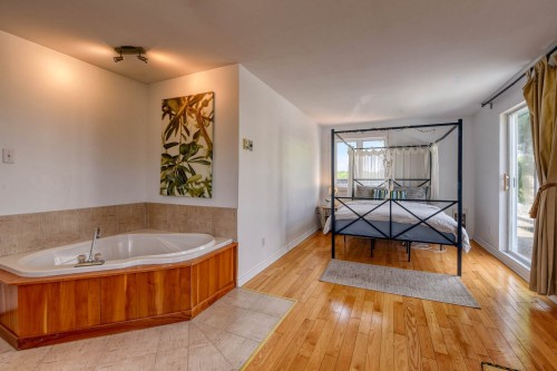 Master Bedroom - 15 Rue Alfred, Laval (Sainte-Rose), QC - Indoor Photo Showing Bathroom