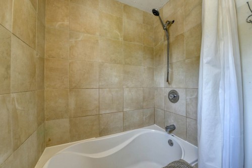 Bathroom - 15 Rue Alfred, Laval (Sainte-Rose), QC - Indoor Photo Showing Bathroom