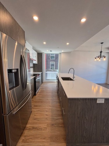 Kitchen - 202-30 Rue D'Ambre, Candiac, QC - Indoor Photo Showing Kitchen With Upgraded Kitchen