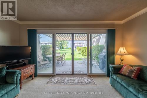 26 - 1 Paradise Boulevard, Ramara, ON - Indoor Photo Showing Living Room