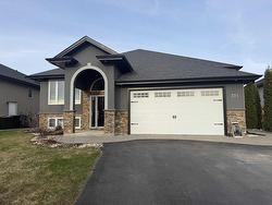 371 Cougar Crescent Thunder Bay, ON P7C 0B3