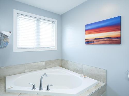 371 Cougar Crescent, Thunder Bay, ON - Indoor Photo Showing Bathroom