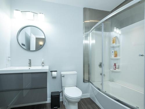 371 Cougar Crescent, Thunder Bay, ON - Indoor Photo Showing Bathroom
