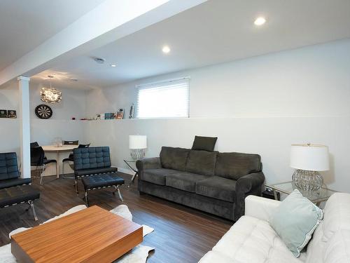 371 Cougar Crescent, Thunder Bay, ON - Indoor Photo Showing Living Room