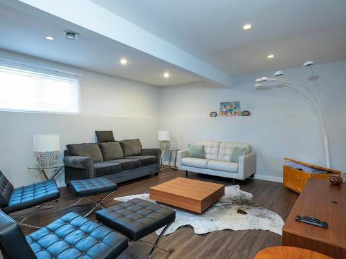 371 Cougar Crescent, Thunder Bay, ON - Indoor Photo Showing Living Room