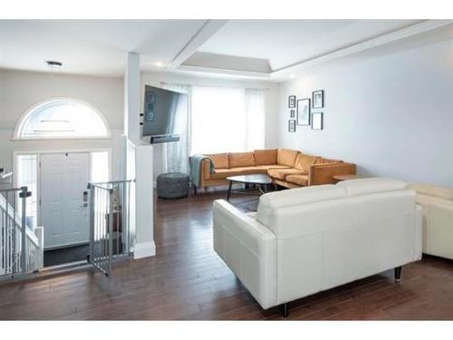 371 Cougar Crescent, Thunder Bay, ON - Indoor Photo Showing Living Room