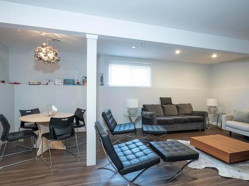 371 Cougar Crescent, Thunder Bay, ON - Indoor Photo Showing Living Room