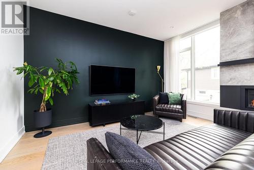 Second level livingroom. - 330 Kenwood Avenue, Ottawa, ON - Indoor Photo Showing Living Room