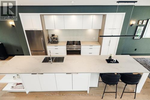 330 Kenwood Avenue, Ottawa, ON - Indoor Photo Showing Kitchen With Upgraded Kitchen