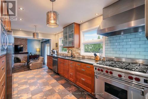6942 Barrisdale Drive, Mississauga, ON - Indoor Photo Showing Kitchen