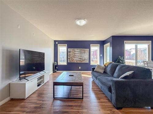 28 White Ash Drive, Brandon, MB - Indoor Photo Showing Living Room