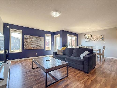 28 White Ash Drive, Brandon, MB - Indoor Photo Showing Living Room