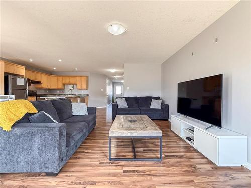28 White Ash Drive, Brandon, MB - Indoor Photo Showing Living Room