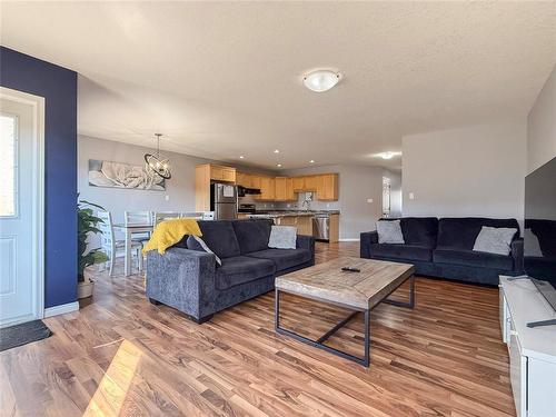28 White Ash Drive, Brandon, MB - Indoor Photo Showing Living Room