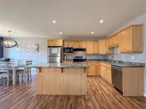 28 White Ash Drive, Brandon, MB - Indoor Photo Showing Kitchen