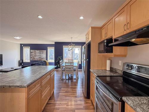 28 White Ash Drive, Brandon, MB - Indoor Photo Showing Kitchen