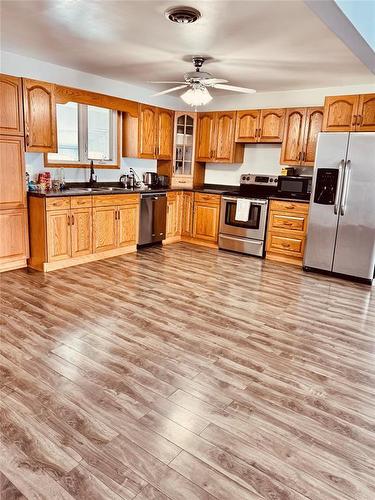 16 Oxford Bay, Thompson, MB - Indoor Photo Showing Kitchen
