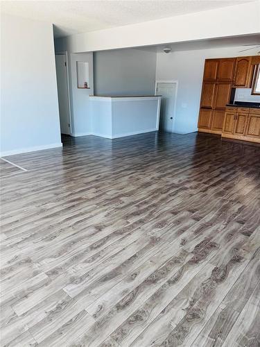 16 Oxford Bay, Thompson, MB - Indoor