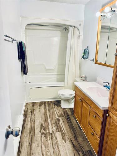 16 Oxford Bay, Thompson, MB - Indoor Photo Showing Bathroom