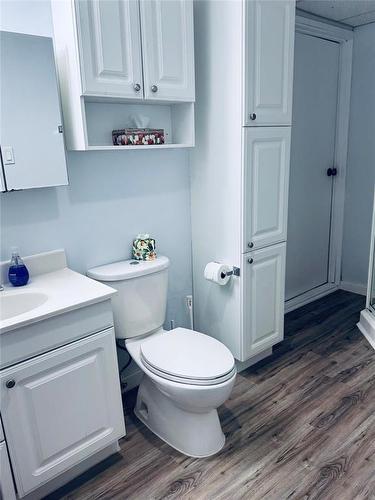 16 Oxford Bay, Thompson, MB - Indoor Photo Showing Bathroom