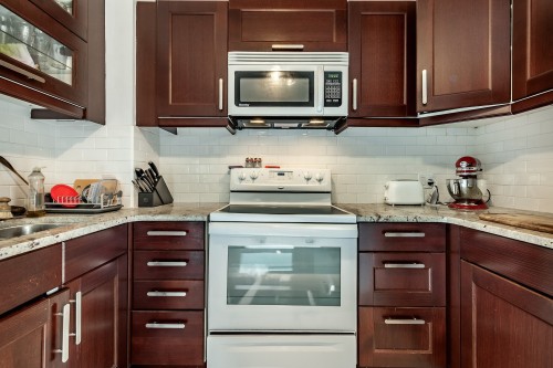 Kitchen - 3525 Boul. Décarie, Montréal (Côte-Des-Neiges/Notre-Dame-De-Grâce), QC - Indoor Photo Showing Kitchen With Upgraded Kitchen