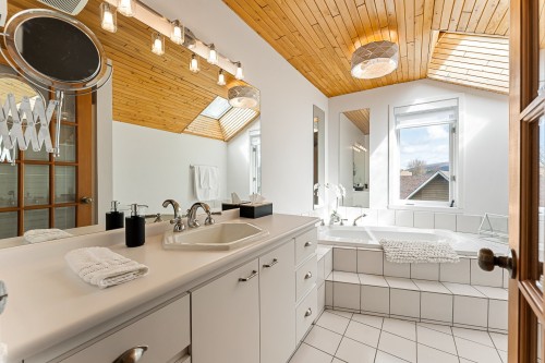 Salle de bains - 7 Rue De Sorel, Bromont, QC - Indoor Photo Showing Bathroom