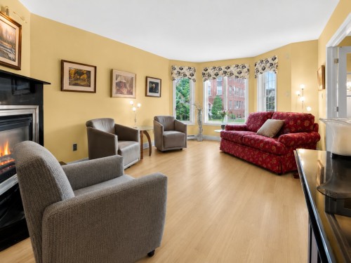 Salon - 64 Rue Daguerre, Candiac, QC 