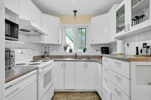 Cuisine - 325 Ch. Cambria, Gore, QC - Indoor Photo Showing Kitchen With Double Sink