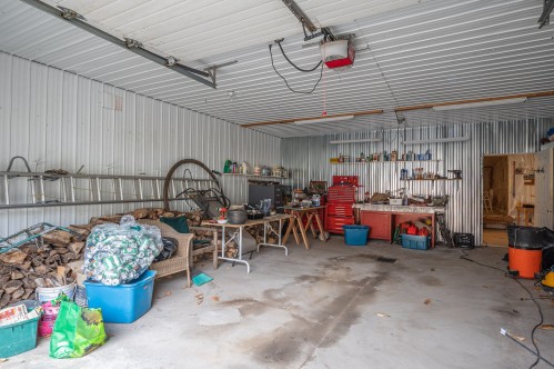 Garage - 325 Ch. Cambria, Gore, QC - Indoor Photo Showing Garage