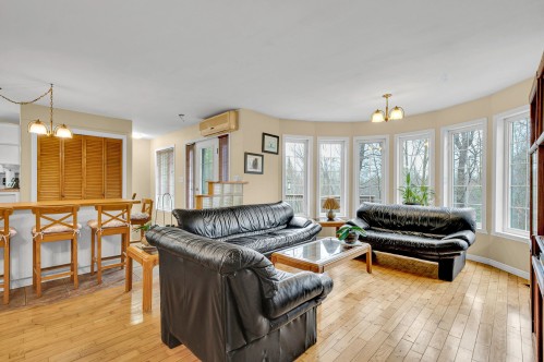 Vue d'ensemble - 325 Ch. Cambria, Gore, QC - Indoor Photo Showing Living Room