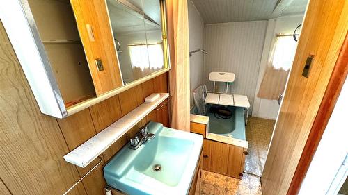 621 9Th Avenue, Fernie, BC - Indoor Photo Showing Bathroom