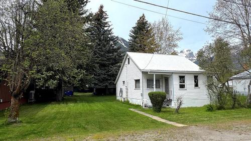 621 9th Avenue  Fernie, BC V0B 1M0