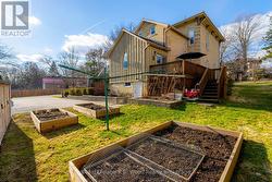 Walkout basement, yard + garden boxes! - 