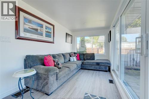 591 Ross Beach, Lakeshore, ON - Indoor Photo Showing Living Room