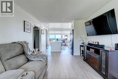 591 Ross Beach, Lakeshore, ON - Indoor Photo Showing Living Room