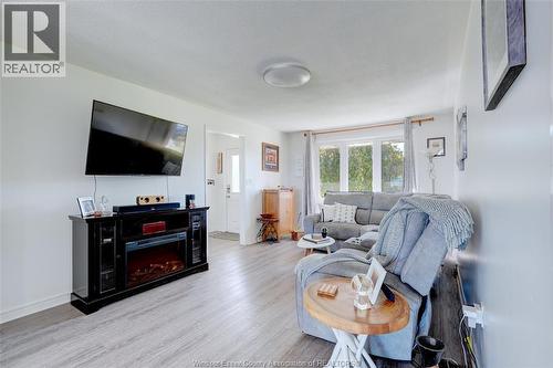 591 Ross Beach, Lakeshore, ON - Indoor Photo Showing Living Room