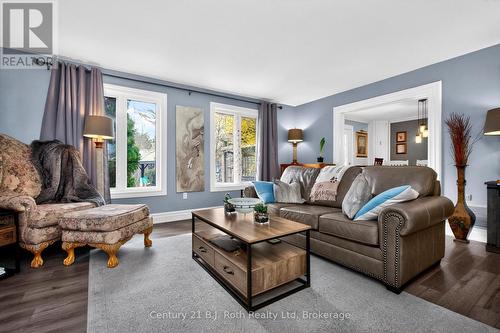 59 Withall Grove, Tiny (Wyevale), ON - Indoor Photo Showing Living Room