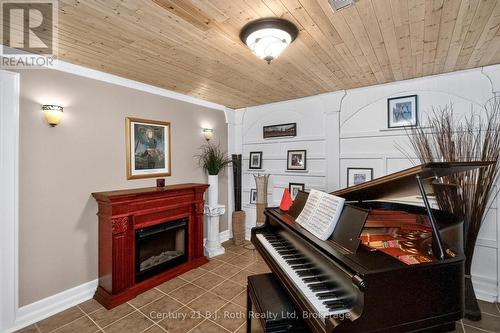 59 Withall Grove, Tiny (Wyevale), ON - Indoor Photo Showing Living Room