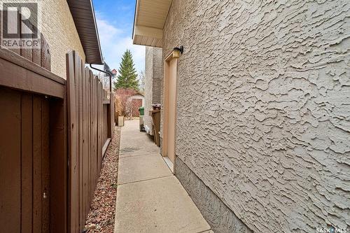 287 Hodgins Crescent N, Regina, SK - Outdoor