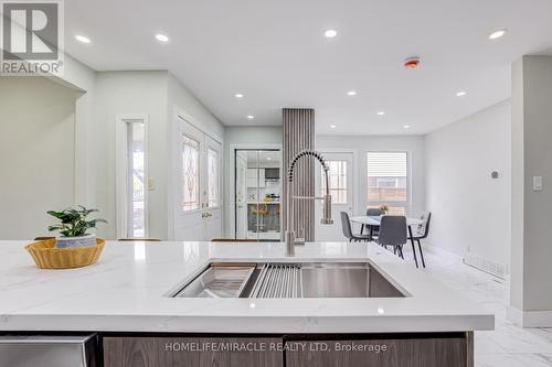 122 Ormond Drive, Oshawa, ON - Indoor Photo Showing Kitchen