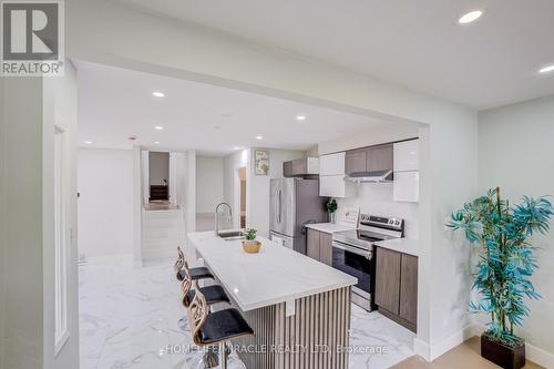 122 Ormond Drive, Oshawa, ON - Indoor Photo Showing Kitchen With Upgraded Kitchen