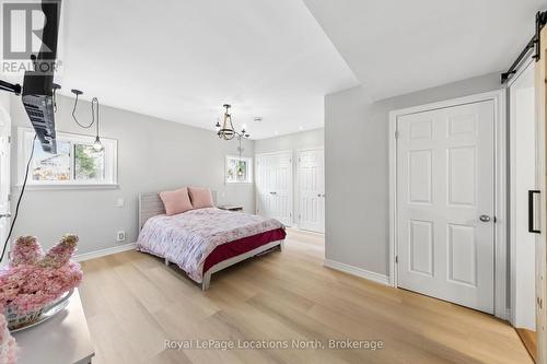 93 Ronald Avenue, Tiny, ON - Indoor Photo Showing Bedroom
