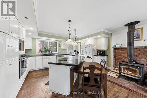 93 Ronald Avenue, Tiny, ON - Indoor Photo Showing Kitchen With Upgraded Kitchen