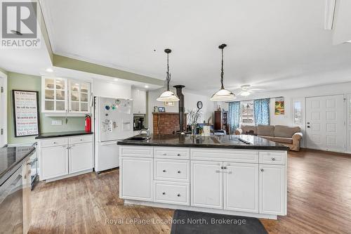 93 Ronald Avenue, Tiny, ON - Indoor Photo Showing Kitchen
