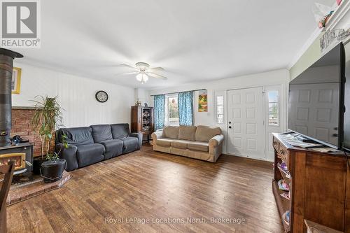 93 Ronald Avenue, Tiny, ON - Indoor Photo Showing Living Room