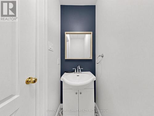 735 Maxman Street, Mississauga, ON - Indoor Photo Showing Bathroom