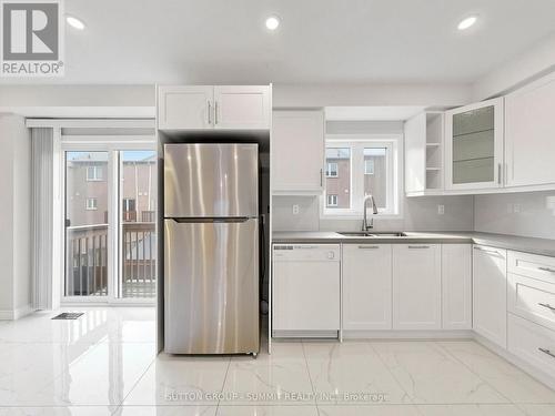 735 Maxman Street, Mississauga, ON - Indoor Photo Showing Kitchen With Double Sink