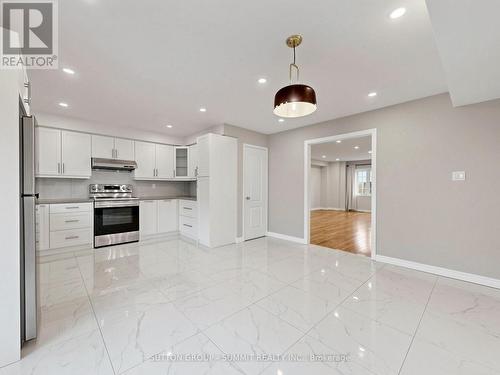 735 Maxman Street, Mississauga, ON - Indoor Photo Showing Kitchen