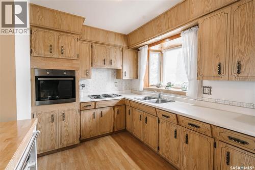 134 Maclean Crescent, Saskatoon, SK - Indoor Photo Showing Kitchen With Double Sink