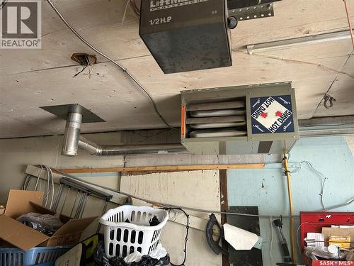 1112 N Avenue S, Saskatoon, SK - Indoor Photo Showing Garage